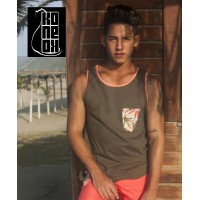 Camiseta de Algodon Marca Color Verde Militar y Bordes Salmon Konekodesign