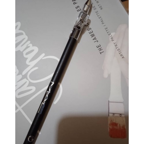 Lápiz delineador. Mac con sacapuntas.