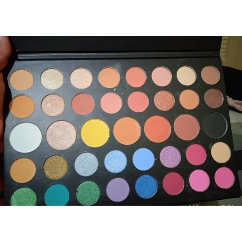 Paleta de Sombras con Iluminadores.