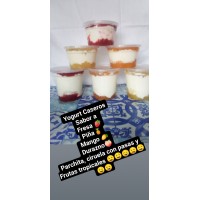 Yogurt natural y variados con frutas