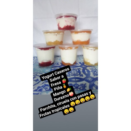 Yogurt natural y variados con frutas