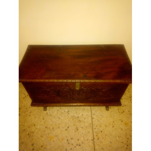 Mini Baúl Hindú Tallado a Mano en Madera Buen Estado Negociable