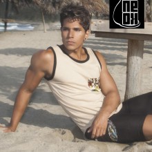 Camiseta de Algodon  Color Beige y Bordes Negros  Konekodesign