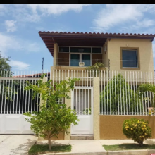 Casa de Dos Pisos con Piscina, 3 Habitaciones, 2 Baños, Garage para 3 Coche...