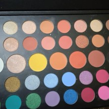 Paleta de Sombras con Iluminadores.