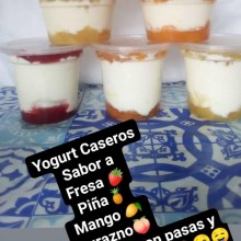Yogurt natural y variados con frutas