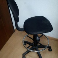 Silla Cajero Barra Alta Color Negra con Detalles de Tapiceria Mecanismo Ope...